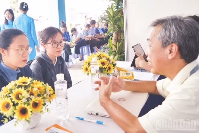 Các sinh viên mới ra trường được tư vấn tại ngày hội việc làm. (Ảnh: THẾ ANH) 