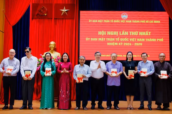Đồng chí Nguyễn Phước Lộc và đồng chí Trương Thị Bích Hạnh, Phó Chủ tịch Thường trực Ủy ban Mặt trận Tổ quốc Việt Nam Thành phố Hồ Chí Minh tặng sách của cố Tổng Bí thư Nguyễn Phú Trọng cho các tổ chức thành viên và các Ủy viên Ủy ban Mặt trận Tổ quốc Việt Nam thành phố được hiệp thương bổ sung. 