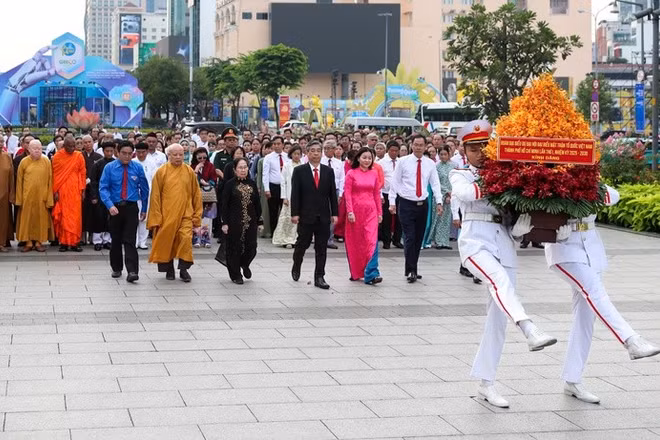 Đoàn đại biểu tham dự Đại hội đại biểu Mặt trận Tổ quốc Việt Nam Thành phố Hồ Chí Minh dâng hoa tưởng nhớ Chủ tịch Hồ Chí Minh. (Ảnh: HOÀNG TRIỀU) 