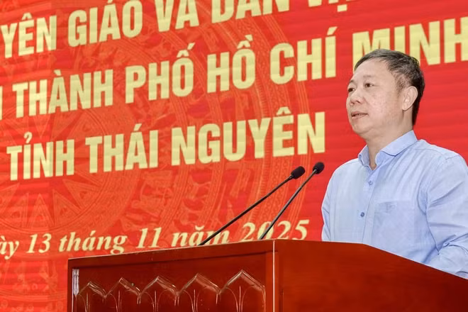 Ông Dương Anh Đức, Ủy viên Ban Thường vụ Thành ủy, Trưởng Ban Tuyên giáo và Dân vận Thành ủy Thành phố Hồ Chí Minh chia sẻ khó khăn với bà con Thái Nguyên sau trận bão lịch sử.