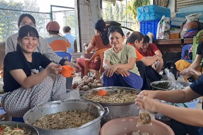 Mọi người tất bật chuẩn bị suất ăn cho bệnh nhân Bệnh viện Thủ Đức trong ngày 1/12/2025.