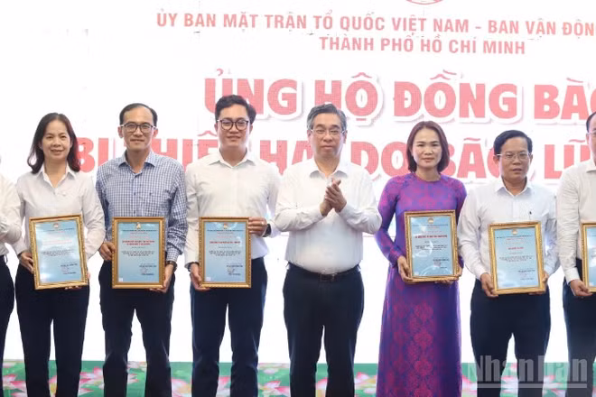 Đồng chí Nguyễn Phước Lộc, Phó Bí thư Thành ủy, Chủ tịch Ủy ban Mặt trận Tổ quốc Việt Nam Thành phố Hồ Chí Minh và đồng chí Trần Thị Diệu Thúy, Phó Chủ tịch Ủy ban nhân dân Thành phố trao thư cảm ơn các cơ quan, tổ chức, doanh nghiệp, cá nhân ủng hộ tại lễ phát động.