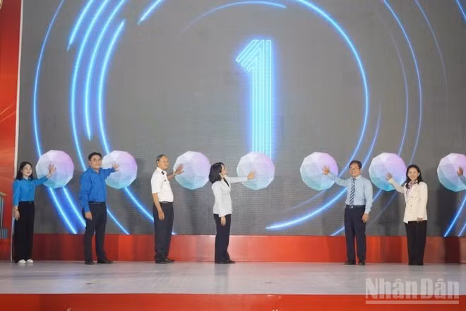 Nghi thức phát động Phong trào “Bình dân học vụ số” giai đoạn 2025-2026 tại Thành phố Hồ Chí Minh. (Ảnh: THẾ ANH) 