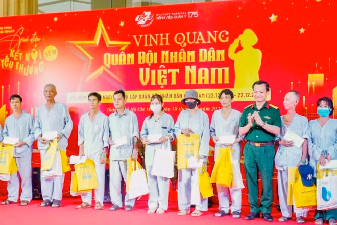 Tại chương trình, Bệnh viện Quân y 175 đã trao tặng những phần quà cho các bệnh nhân có hoàn cảnh khó khăn.