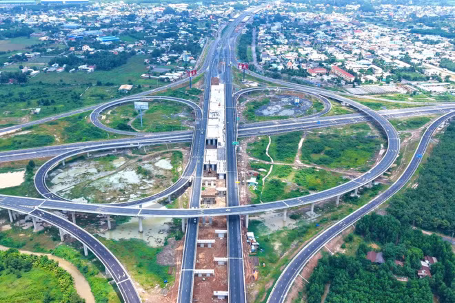 Nút giao Long Thành kết nối cao tốc Thành phố Hồ Chí Minh-Long Thành-Dầu Giây, cao tốc Biên Hòa-Vũng Tàu và sân bay Long Thành đã đưa vào khai thác tạm.