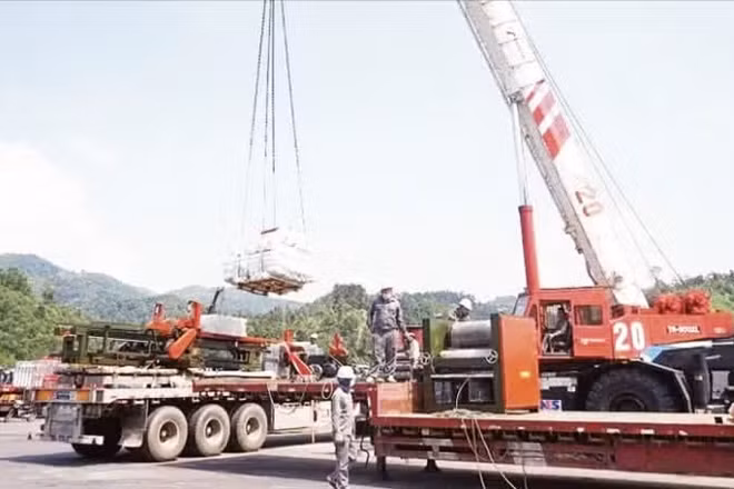 Công nhân Công ty cổ phần Hữu Nghị Xuân Cương vận hành hệ thống cẩu chuyên dụng phục vụ sang tải hàng hóa tại khu vực Cửa khẩu Hữu Nghị (Lạng Sơn). (Ảnh: HOÀI THU)