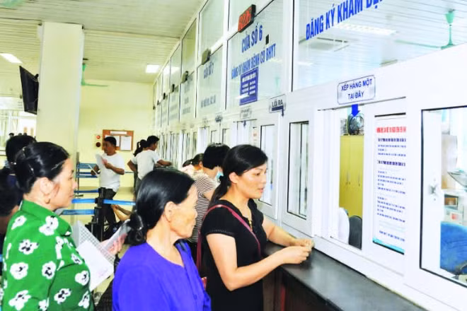 Người dân làm thủ tục khám, chữa bệnh bảo hiểm y tế tại Bệnh viện K cơ sở Tân Triều. (Ảnh KHÁNH AN)
