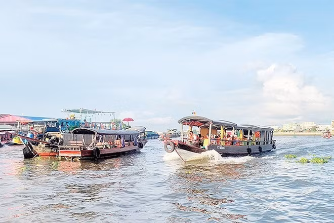 Khách du lịch trải nghiệm tại chợ nổi Cái Răng.