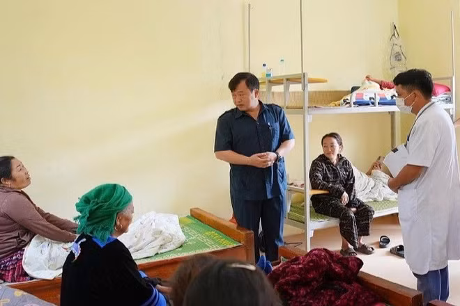 Đồng chí Vừ A Bằng, Ủy viên Ban Thường vụ Tỉnh ủy, Phó Chủ tịch Ủy ban nhân dân tỉnh Điện Biên thăm, động viên người mắc bệnh lỵ đang được cách ly điều trị tại Nậm Kè. (Ảnh: ĐỨC CƯỜNG)