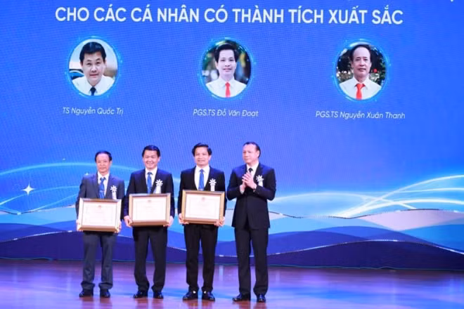 Hiệu trưởng Trường đại học Sư phạm Hà Nội, Phó Giáo sư, Tiến sĩ Nguyễn Đức Sơn trao tặng Bằng khen của Bộ trưởng Giáo dục và Đào tạo cho tập thể Khoa Quản lý giáo dục và ba cá nhân có thành tích xuất sắc. 