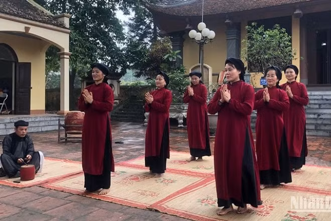 Các nghệ nhân xoan trình diễn tại đình Thét, xã Kim Đức, thành phố Việt Trì, tỉnh Phú Thọ.