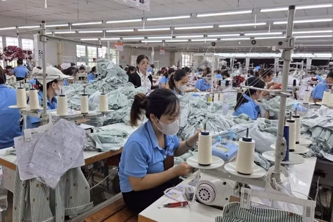 May quần áo xuất khẩu tại Nhà máy may Hòa Thọ (Quảng Ngãi). (Ảnh: MINH KHÔI)