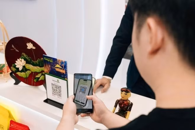 Người dùng trải nghiệm thanh toán QR xuyên biên giới.