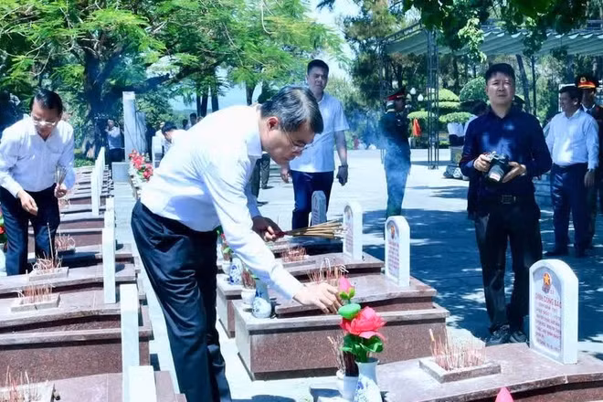 Thủ tướng Chính phủ Lê Minh Hưng dâng hương tại các phần mộ liệt sĩ tại Nghĩa trang Liệt sĩ quốc gia Trường Sơn. (Ảnh: THANH GIANG)