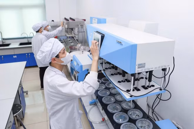 Kiểm nghiệm viên Công ty cổ phần Traphaco vận hành hệ thống kiểm tra, giám sát chất lượng thuốc.