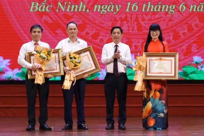 Ban tổ chức trao Bằng khen của Thủ tướng Chính phủ cho các cá nhân có thành tích xuất sắc tại buổi gặp mặt.