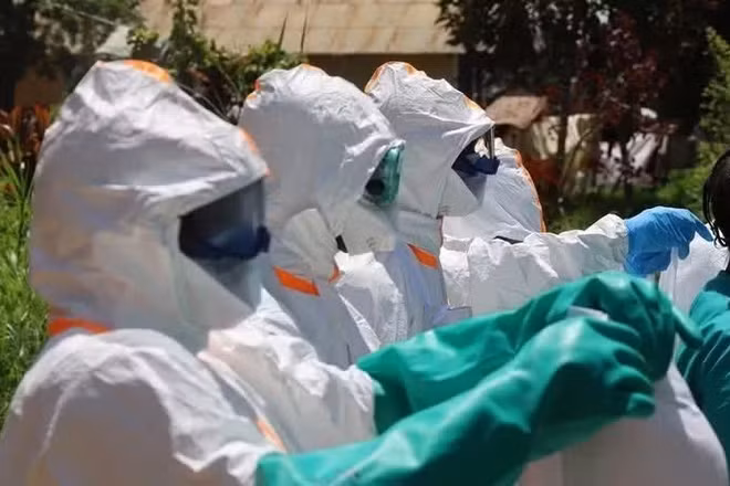 Nhân viên y tế mặc trang phục bảo hộ và khử khuẩn khi điều trị cho bệnh nhân Ebola tại Ituri, Cộng hòa dân chủ Congo. (Ảnh: THX/TTXVN)