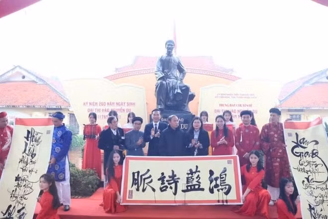 Trưng bày chuyên đề “Đại thi hào Nguyễn Du - Ngàn năm nhớ mãi” lần này giới thiệu hơn 250 tư liệu, hiện vật, hình ảnh.