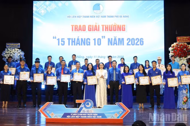 Trao tặng Giải thưởng “15 tháng 10” cho cán bộ Hội, thủ lĩnh thanh niên tiêu biểu. (Ảnh: THANH TÂM)