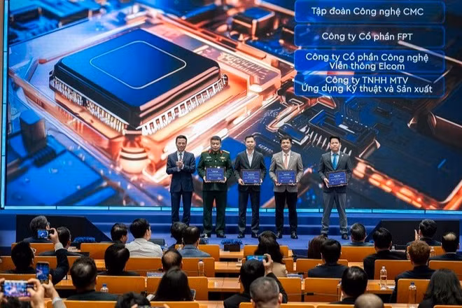 Bộ trưởng Khoa học và Công nghệ Nguyễn Mạnh Hùng trao chứng nhận đơn vị đồng hành Hệ sinh thái Đổi mới sáng tạo Hà Nội cho các doanh nghiệp.