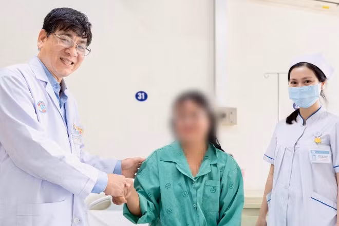 Phó Giáo sư, Tiến sĩ, bác sĩ Huỳnh Quang Khánh chúc mừng bệnh nhân điều trị thành công ung thư vú. 