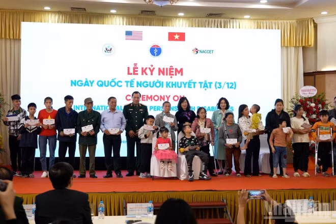 Bộ trưởng Đào Hồng Lan tặng quà cho người khuyết tật tại lễ kỷ niệm.