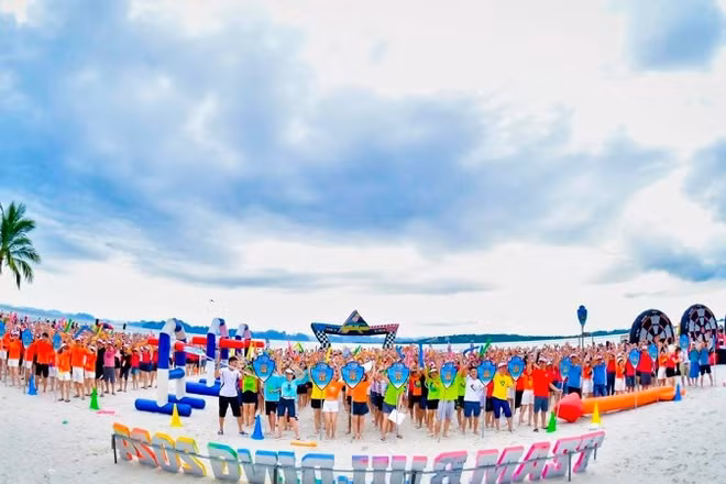 Hoạt động team-building trên bãi biển của một đoàn khách MICE tại Hạ Long, Quảng Ninh. (Ảnh HUỆ VŨ)