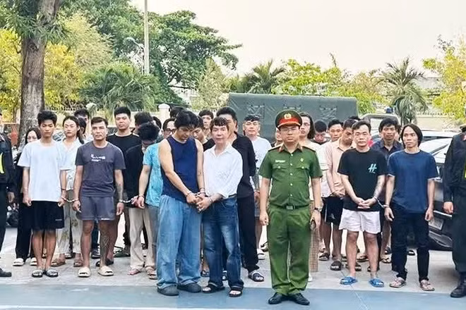 Ca sĩ Long Nhật cùng Sơn Ngọc Minh và 69 đối tượng bị bắt. (Ảnh: Công an Thành phố Hồ Chí Minh)