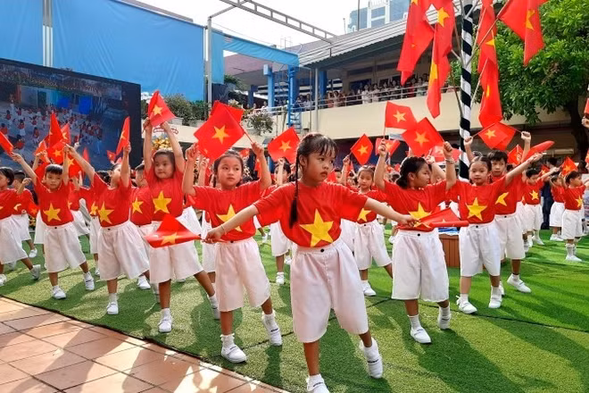 Học sinh mầm non Thành phố Hồ Chí Minh đồng diễn văn nghệ.