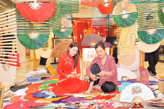 Từ không gian trưng bày cho đến các sản phẩm quạt giấy của làng quạt Chàng Sơn đều mang đậm dấu ấn thiết kế sáng tạo của các nhà sáng tạo trẻ.