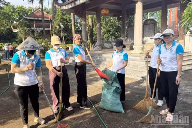 Thành phố Hà Nội luôn chú trọng xây dựng văn hóa ứng xử gắn với nâng cao ý thức của người dân trong bảo vệ cảnh quan, môi trường. (Ảnh: GIANG NAM)