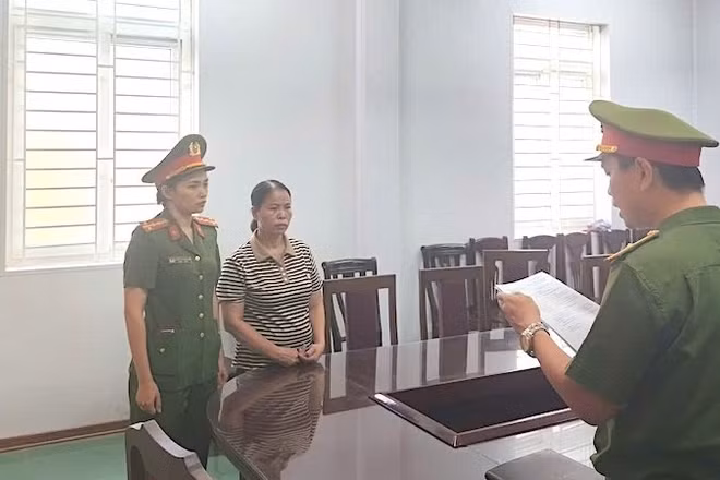Lực lượng chức năng thi hành Quyết định khởi tố bị can, Lệnh bắt bị can để tạm giam đối với Phạm Thị Hương. (Ảnh: Công an cung cấp)