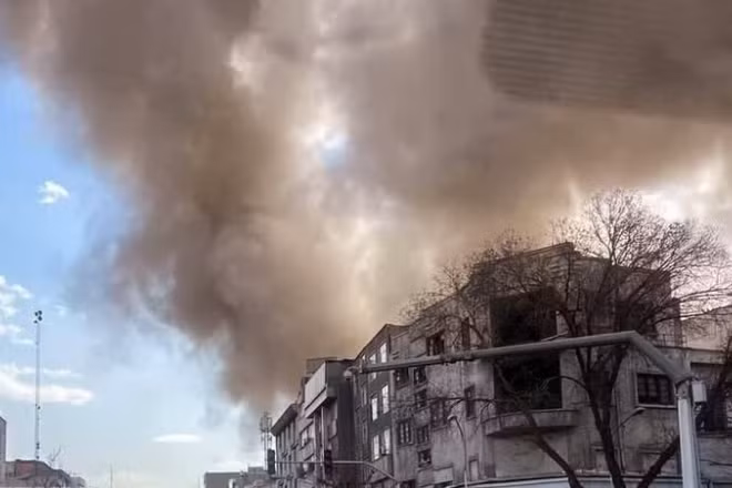 Khói bốc lên sau các vụ không kích của lực lượng Mỹ-Israel nhằm vào các mục tiêu ở Tehran, Iran. (Ảnh: ANI/TTXVN)