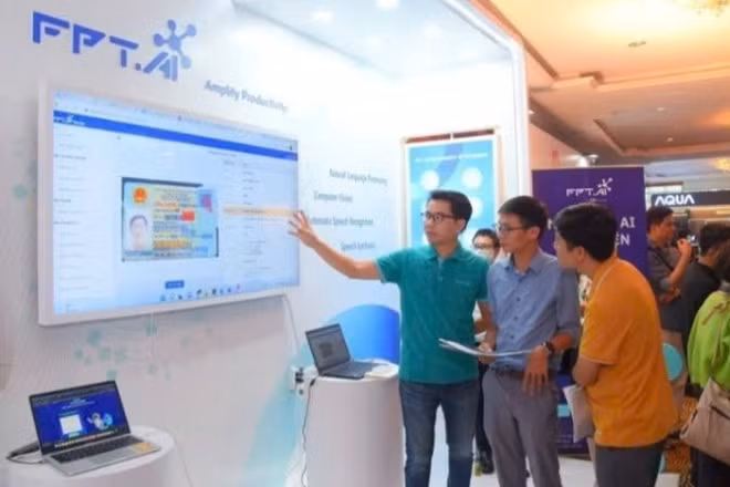 Khách hàng trải nghiệm giải pháp AI do Tập đoàn FPT phát triển. (Ảnh: Tập đoàn FPT)