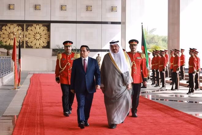 Thủ tướng Nhà nước Kuwait Sheikh Ahmad Abdullah Al-Ahmad Al Sabah chủ trì lễ đón Thủ tướng Phạm Minh Chính. (Ảnh: TTXVN)