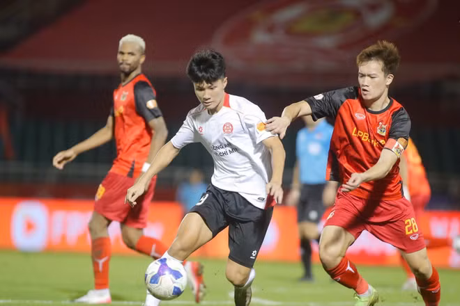 Cuộc rượt đuổi tỷ số đầy kịch tính giữa đội Công an Thành phố Hồ Chí Minh (áo trắng) và đội Ninh Bình (áo đỏ).