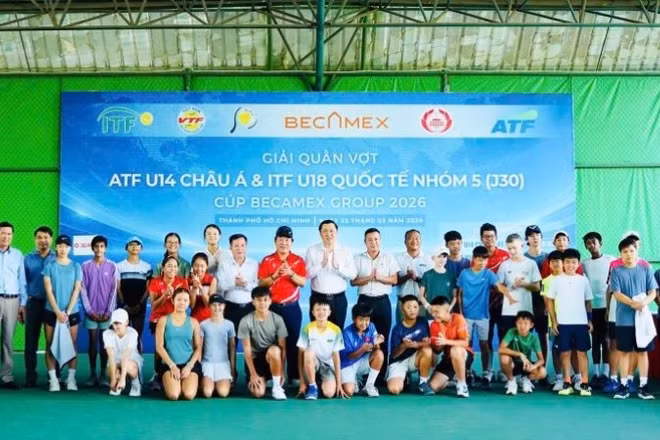 Đại diện Ban tổ chức cùng các đại biểu và vận động viên chụp hình lưu niệm tại lễ khai mạc. 
