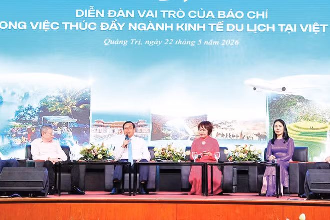 Lãnh đạo các cơ quan báo chí trao đổi nghiệp vụ tại Diễn đàn “Vai trò của báo chí trong việc thúc đẩy ngành kinh tế du lịch Việt Nam”.