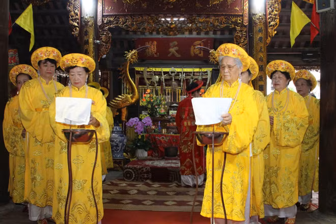 Hoạt động kỷ niệm 909 năm ngày hóa của Linh nhân Hoàng Thái hậu Ỷ Lan tại đình Yên Thái, phường Hoàn Kiếm, thành phố Hà Nội. (Ảnh: VƯƠNG DIỆM)
