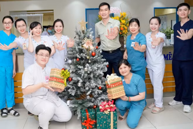 Các hoạt động mừng Giáng sinh được tổ chức tại cơ sở y tế trên địa bàn thành phố (Bệnh viện Đại học Y Dược).