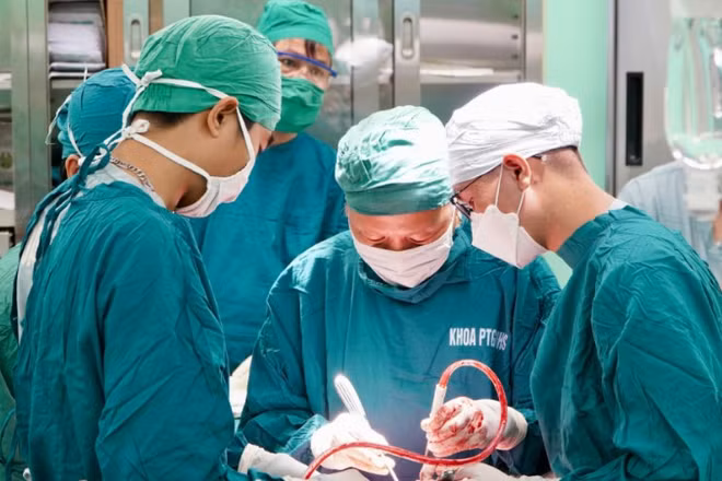 Ê-kíp phẫu thuật chấn thương sọ não phức tạp tại Bệnh viện đa khoa Vũng Tàu.