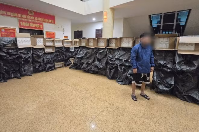 Số thuốc lá lậu được đưa về trụ sở công an để điều tra, làm rõ.