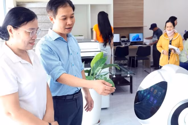 Robot phục vụ người dân tại Trung tâm Phục vụ hành chính công phường An Khánh, Thành phố Hồ Chí Minh. (Ảnh: VÕ LIÊN)