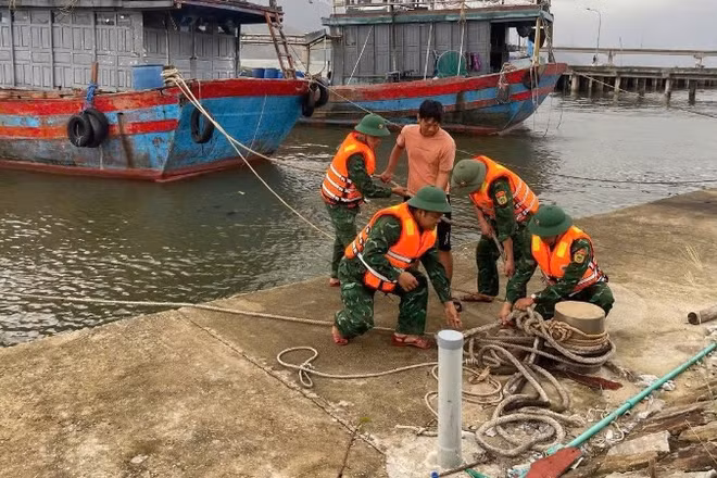Lực lượng vũ trang thành phố Huế giúp người dân neo đậu tàu thuyền tránh bão. (Ảnh: VÕ TIẾN)
