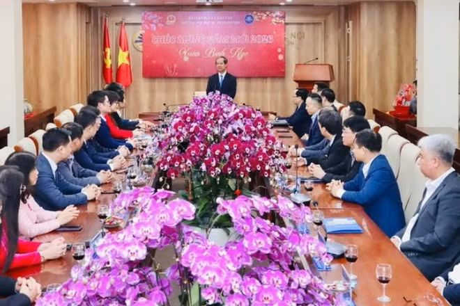 Bộ trưởng Giáo dục và Đào tạo Nguyễn Kim Sơn tới thăm, chúc mừng năm mới cán bộ, viên chức, người lao động và người học Trường đại học Sư phạm Hà Nội.