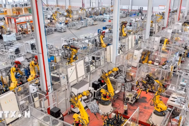 Bên trong nhà máy sản xuất xe điện ở tỉnh Chiết Giang (Trung Quốc). (Nguồn: THX/TTXVN)