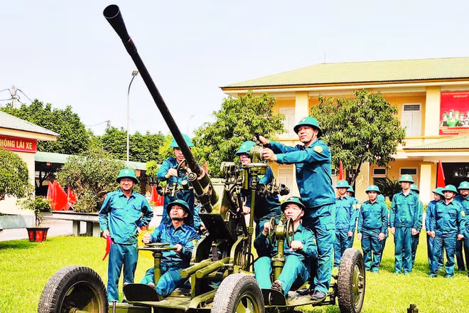 Lực lượng dân quân tự vệ tỉnh Hà Tĩnh thi đua huấn luyện giỏi (Ảnh Báo Quân khu 4).