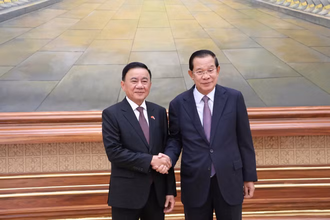 Thường trực Ban Bí thư Trần Cầm Tú và Chủ tịch Đảng Nhân Dân Campuchia, Chủ tịch Thượng viện Campuchia Hun Sen tại Trụ sở Thượng viện Campuchia sáng 10/4. (Ảnh: HUY VŨ)