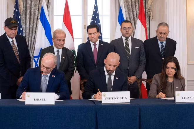 Các đại diện ba bên ký thỏa thuận khung tại Washington.