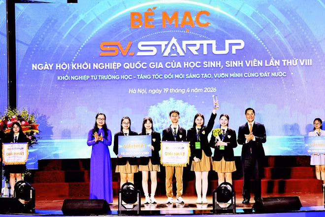Lãnh đạo Bộ Giáo dục và Đào tạo trao giải thưởng cuộc thi “Học sinh, sinh viên với ý tưởng khởi nghiệp” năm 2026.
